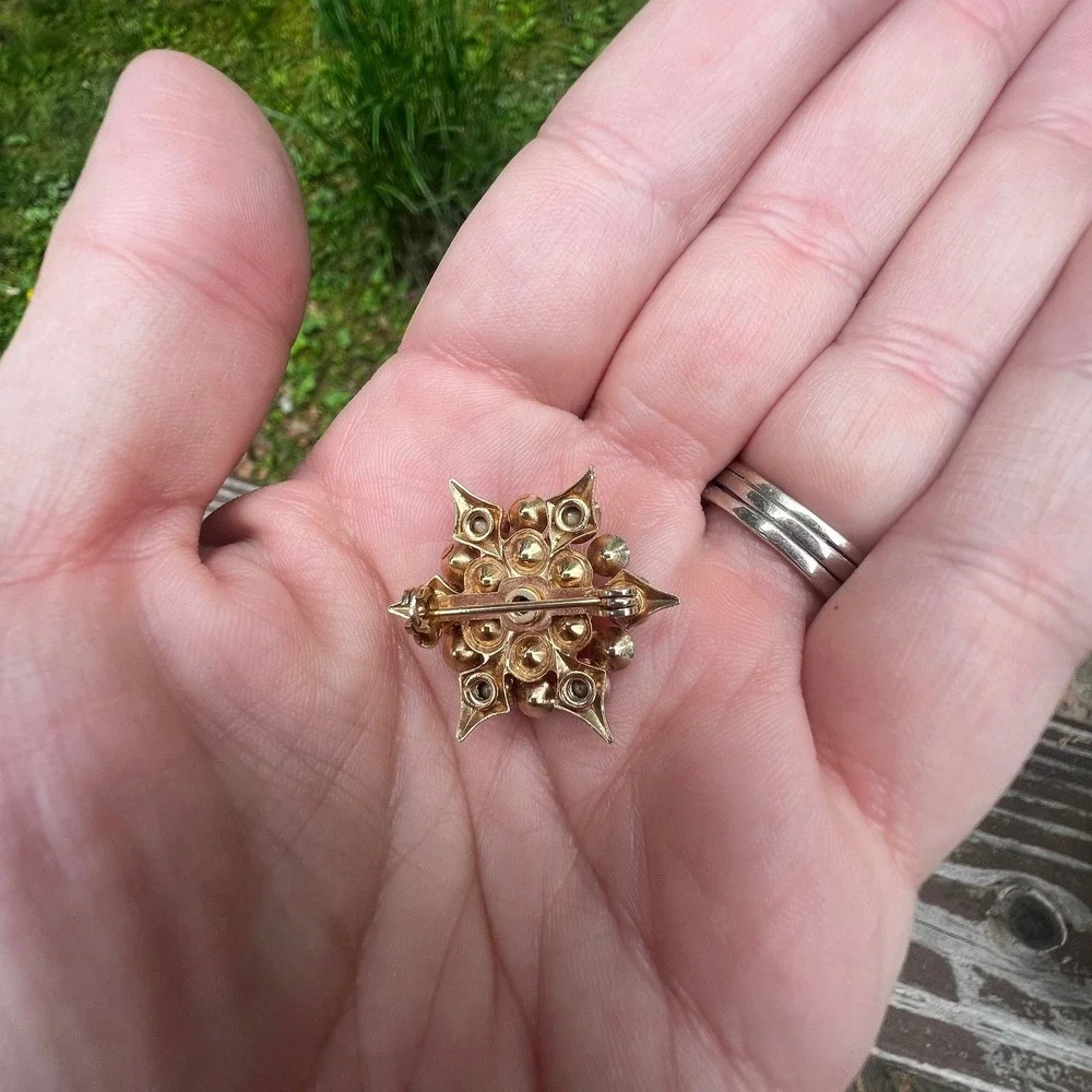 Vtg Aurora Borealis Rhinestone Starburst Brooch Gold‎ Tone MCM Mid Century Pin